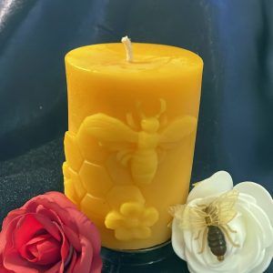 Stumpenkerze mit Biene und Wabe [036]