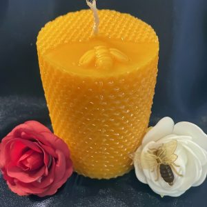 Stumpenkerze mit Wabenmuster und Biene [037]