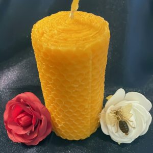 Stumpenkerze mit Wabenmuster und Drehoptik [038]