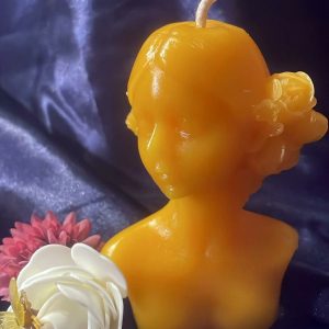 Frau mit Rosenkranz [81]